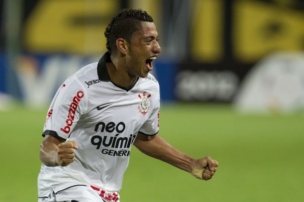 Ralf marcou o primeiro gol da histrica campanha do ttulo continental em 2012