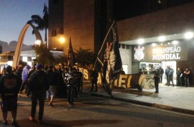 Torcida cobra diretoria do Corinthians em protesto no PSJ