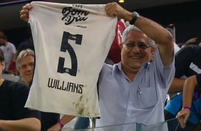 Willians deu camiseta a torcedor