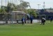 Garotinho chega ao treino do Corinthians de cadeira de rodas e bate bola com jogadores