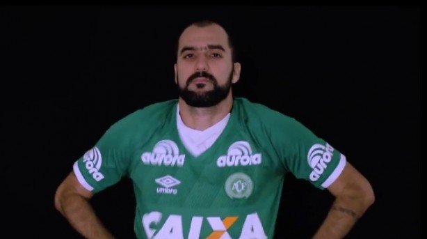 Resultado de imagem para Danilo Corinthians com a camisa da chape