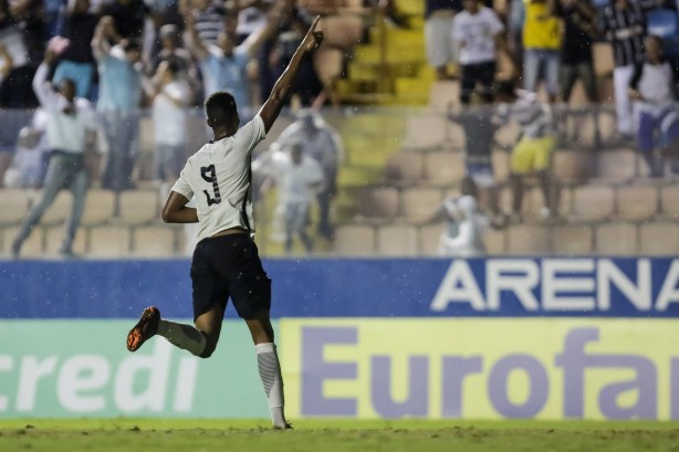 Carlinhos marcou o seu dcimo gol na competio