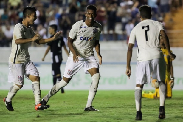 Carlinhos recebeu a melhor m�dia da torcida na goleada sobre Oper�rio