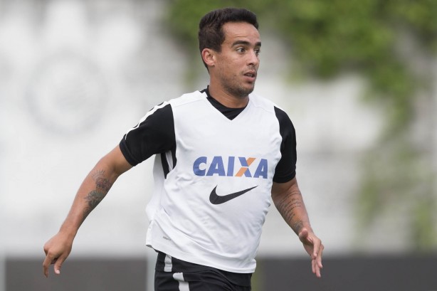 Jadson negocia retorno ao Corinthians