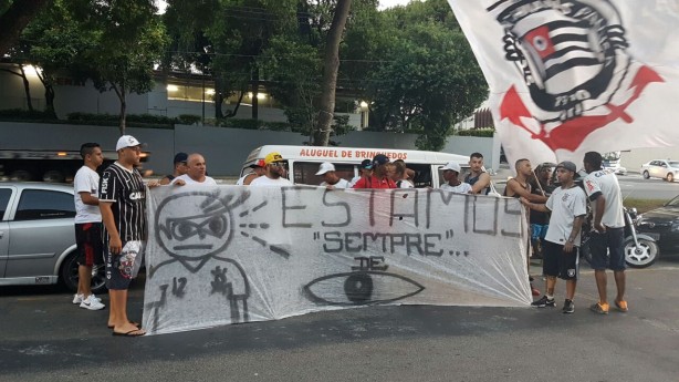 Torcida compareceu ao Parque So Jorge para protestar em frente aos conselheiros