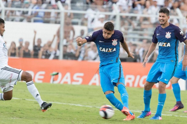 Pedro Henrique ( direita) observa a finalizao no gol de Lo Santos