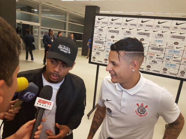 Malcom e Arana trocaram risadas diante da imprensa aps vitria do Corinthians