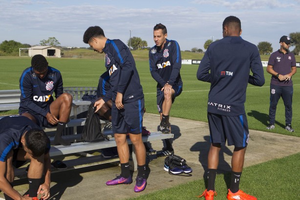 Jogadores do Corinthians ter�o de se alimentar mais cedo no domingo