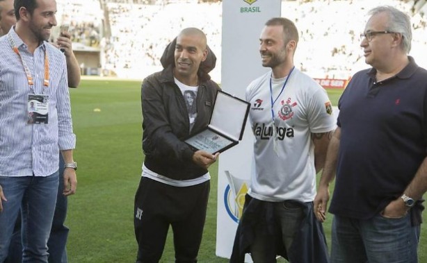 Sheik recebeu placa do Corinthians em despedida na Arena