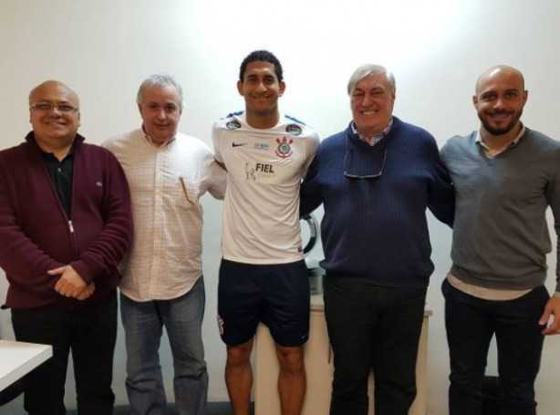 Fernando Csar ( esq.) aps reunio com diretoria do Corinthians em julho