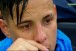 Guilherme Arana deixa o gramado no intervalo; gelo � colocado na perna direita