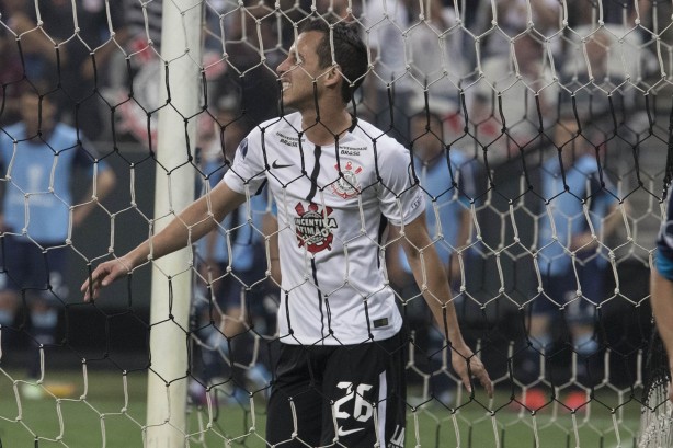 Rodriguinho lamenta jogada desperdiada pelo setor ofensivo do Corinthians