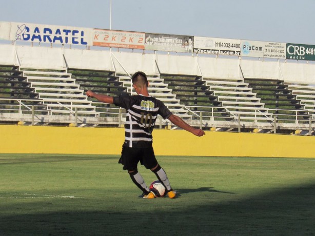 Oya marcou gol de falta e evitou derrota do Corinthians