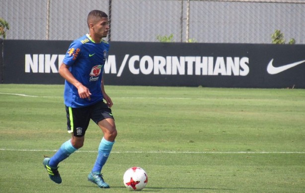 Vitinho teve de enfrentar o Corinthians em manh diferente no CT Joaquim Grava