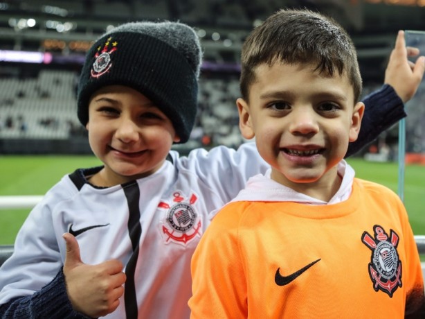 Jô aparece com tranças e coque, treina e reforça o Corinthians contra o  Coritiba, corinthians