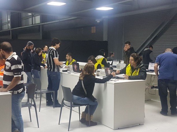 Corinthianos não escaparam do cadastro biométrico na Arena da Baixada em 2017