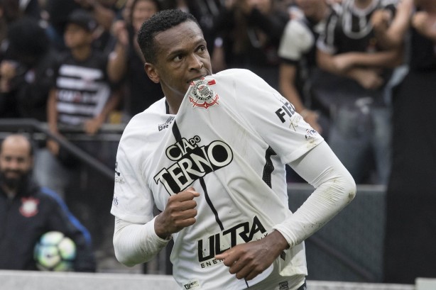 Jô marcou dois gols nesta histórica noite de quarta-feira para o Corinthians