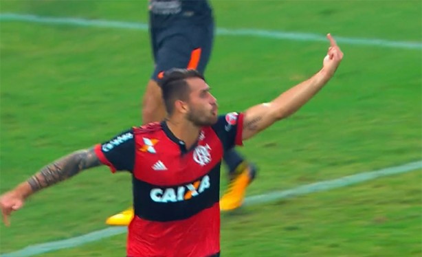 Felipe Vizeu fazendo gesto obsceno para companheiro após marcar gol