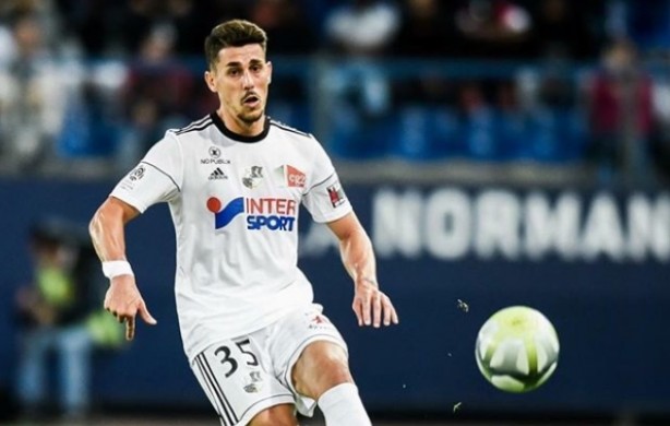 Corinthians estuda fazer proposta por lateral que está na França