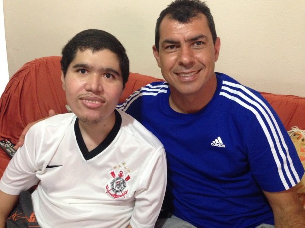 CARILLE CUMPRE PROMESSA, VAI À RESIDÊNCIA DE TORCEDOR DO CORINTHIANS E EMOCIONA FAMILIARES