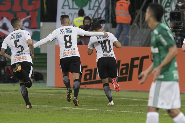 Timão comemora supremacia no #DerbyCentanario