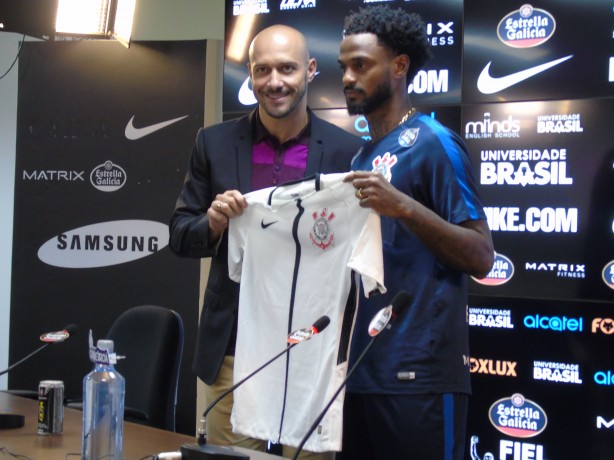Resultado de imagem para Devoto de São Jorge, Renê Junior é apresentado no Corinthians: ‘Maior desafio’