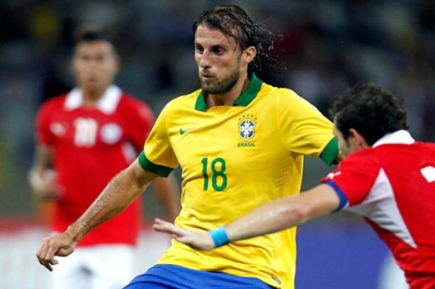 Entenda por que o zagueiro Henrique ainda não foi anunciado pelo Corinthians