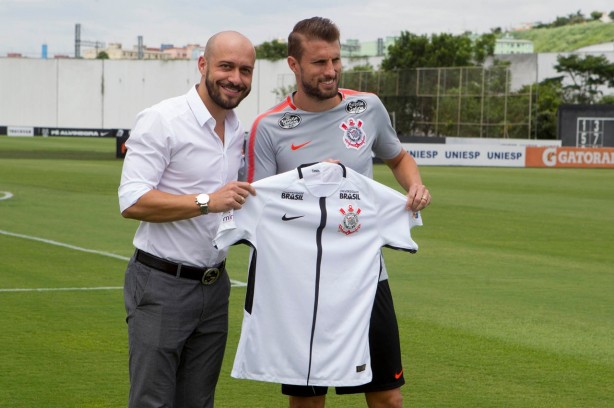 Conheça mais sobre o zagueiro Henrique, novo reforço do Timão para 2018