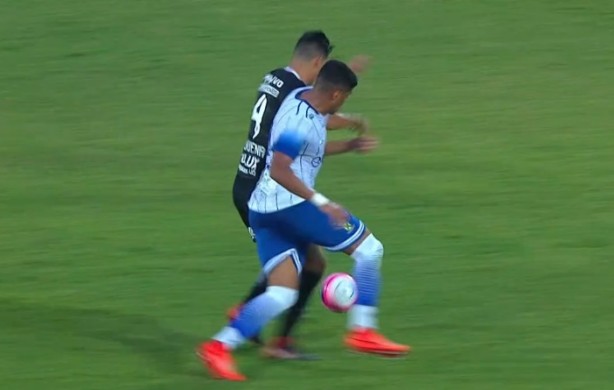 Zagueiro Balbuena e atacante Lincom disputando bola no jogo entre Corinthians e Santo Andr