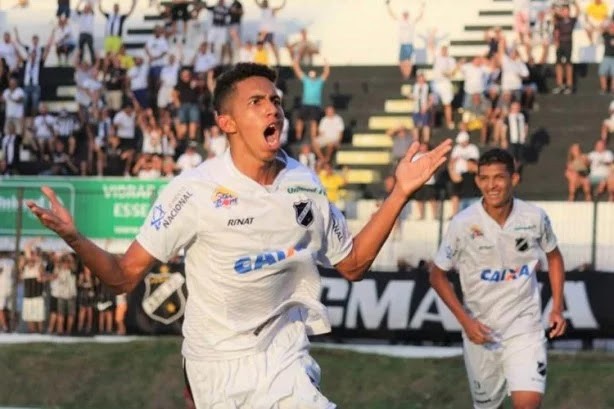 Fessin durante comemorao de gol pelo ABC; Matheus Matias, hoje no Corinthians, ao fundo