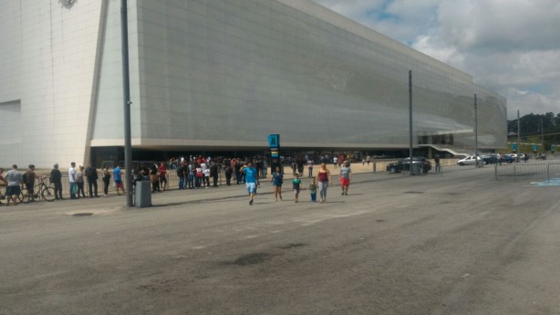 Longa fila no estacionamento do prdio Oeste da Arena por ingressos para o treino