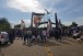 Torcida vai ao CT do Corinthians para apoiar a equipe antes do D�rbi; veja fotos e v�deos