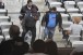 Torcedor atira copo no gramado, causa revolta e � retirado por seguran�as na Arena Corinthians
