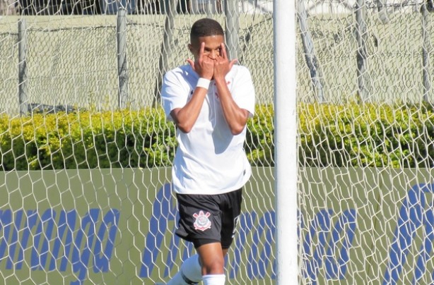 Vitinho marcou o terceiro e ltimo gol do Corinthians sobre o Defensor