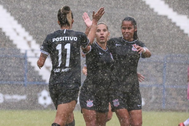 Vitória do Corinthians aconteceu mesmo com a forte chuva que caiu em São Paulo