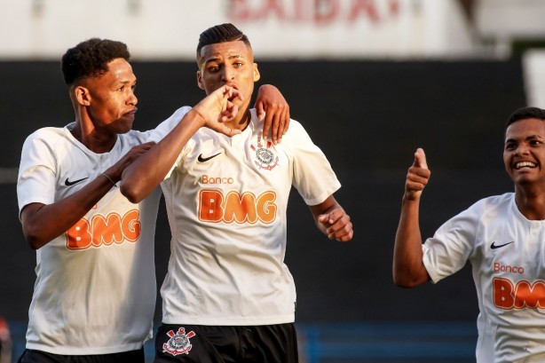 Corinthians venceu o Vitria com gol marcado nos acrscimos por Rodrigo Varanda