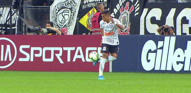 Pedrinho durante drible no jogo contra o Botafogo