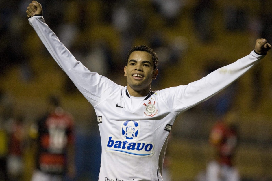 Dentinho foi criado na base do Corinthians e jogou pelo profissional de 2007 até 2011