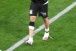 Carlos Augusto deixa gramado da Arena Corinthians mancando; veja foto da perna do jogador