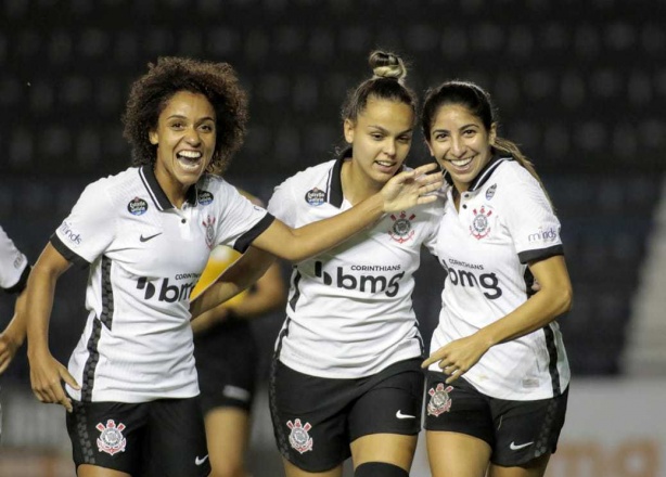 As corinthianas golearam o Vit&oacute;ria por 6 a 0