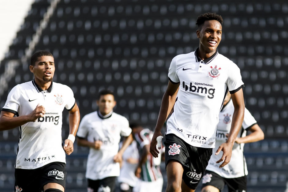 Cauê marcou o primeiro dos três gols do Corinthians nesta quarta-feira
