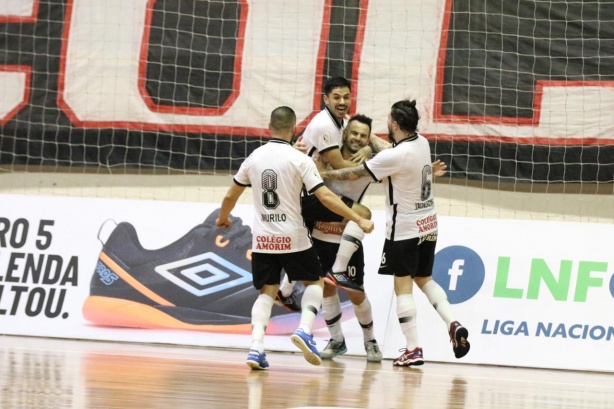 Corinthians abriu o placar com Deives no duelo decisivo da semifinal