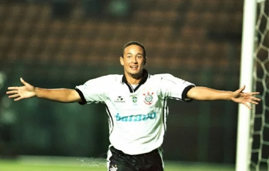 Fernando Baiano fez cinco gols dos oito gols marcados pelo Corinthians contra o Cerro Porteo