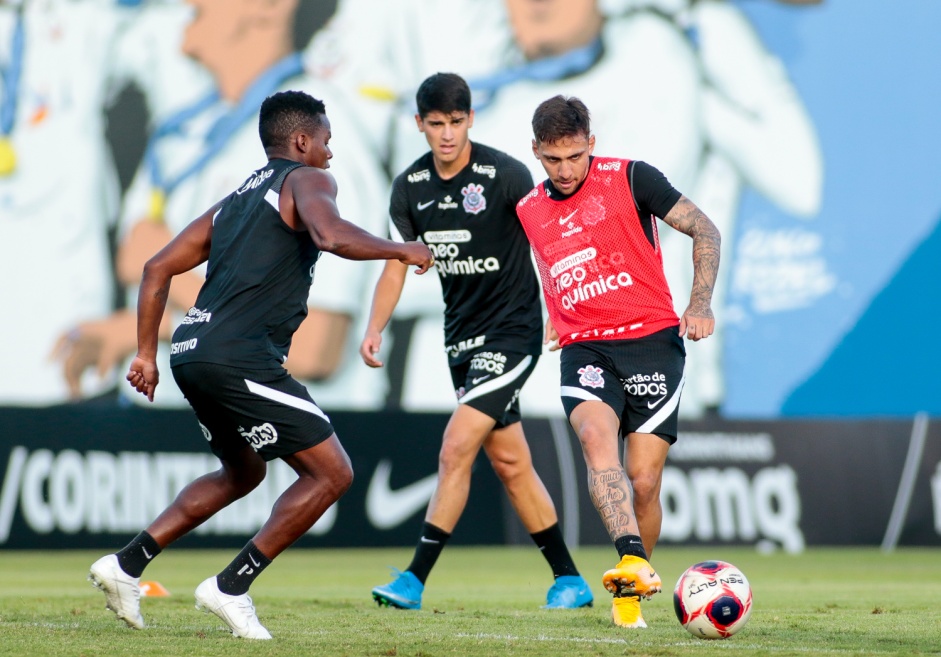 Corinthians volta a treinar no CT Joaquim Grava durante a paralisao do futebol paulista