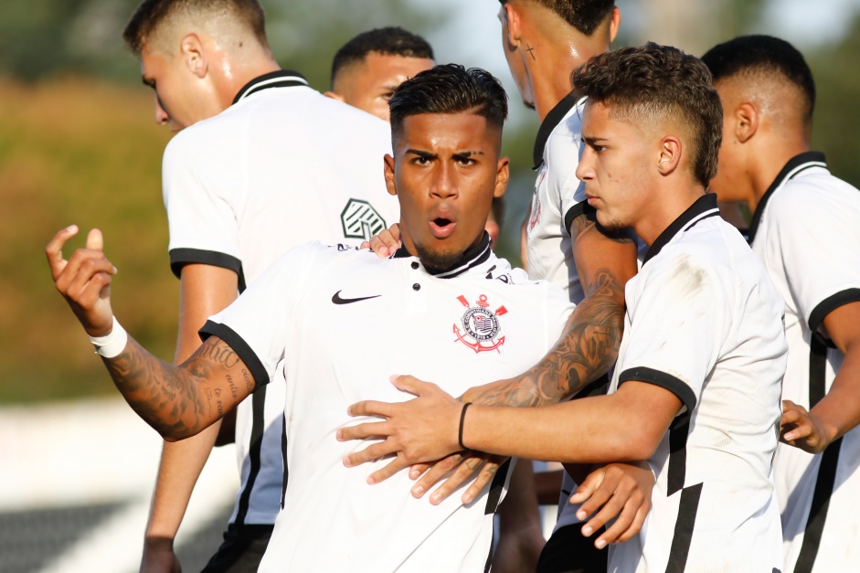 Juan David Torres fez o gol de empate da equipe sub-20 do Corinthians no ltimo jogo, diante do Inter, na Fazendinha
