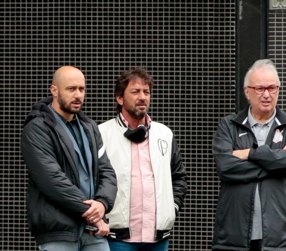 Alessandro (gerente), Duilio Monteiro Alves (presidente) e Roberto de Andrade (diretor) acompanharam o treino do elenco na Neo Qumica Arena