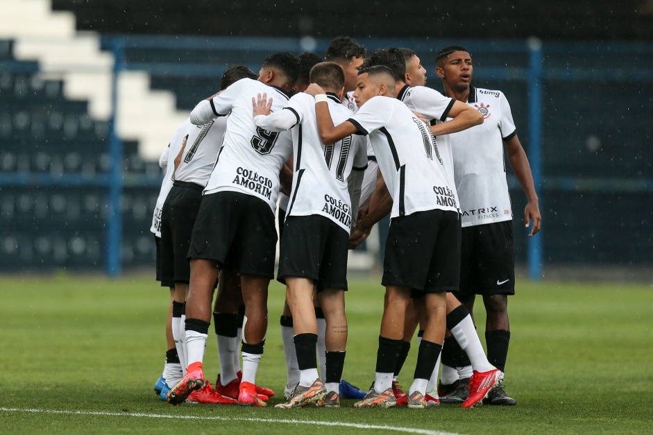 Sub-15 do Corinthians classificou-se em primeiro no seu grupo no torneio