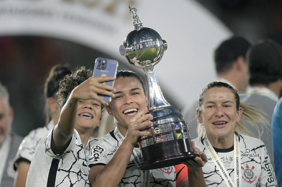 Ingryd, Tamires e Cacau comemoram tricampeonato da Libertadores Feminina 2021