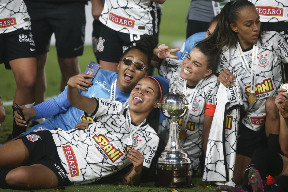 Jogadoras do Corinthians posam com mais uma taça da Libertadores da América