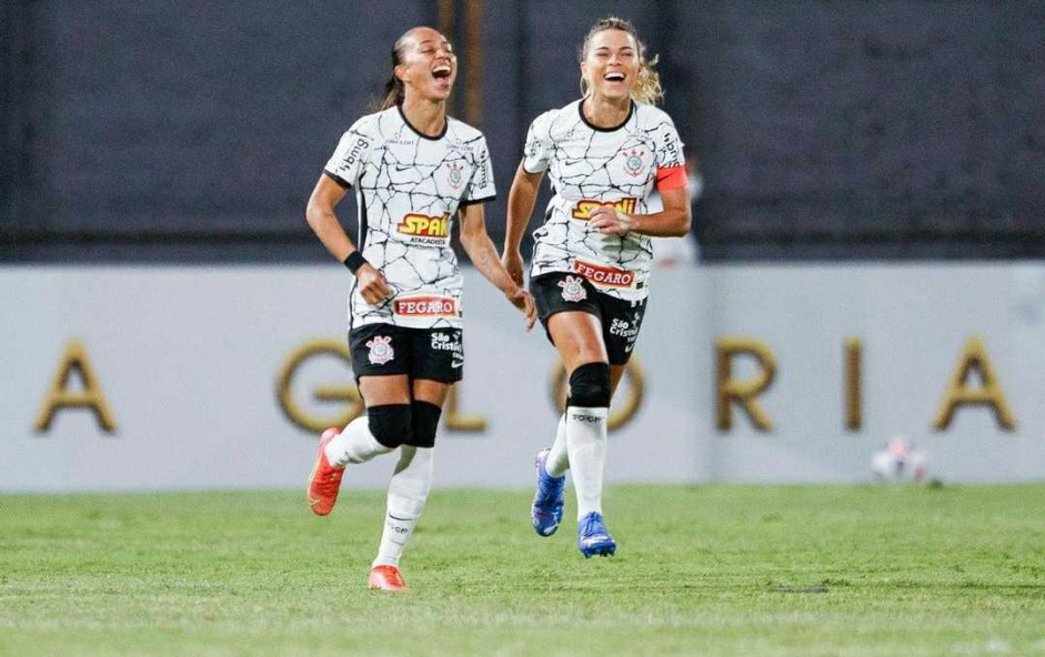 Tamires e Adriana são duas das corinthians que emendaram a Libertadores com o período na Seleção Brasileira